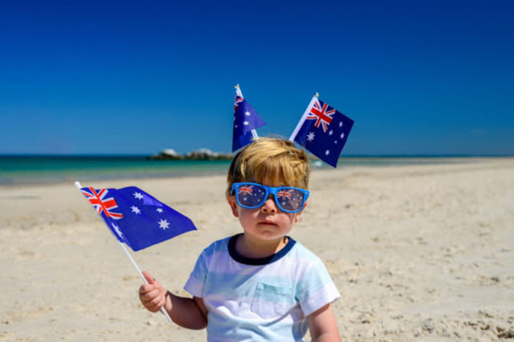 男の子　ビーチ　オーストラリア国旗
